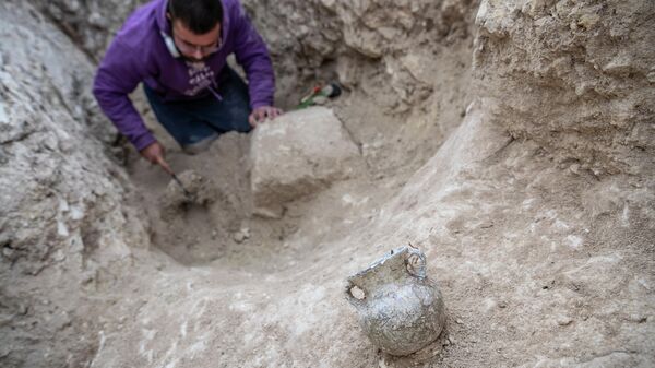 Стеклянный сосуд, найденный при исследовании грунтового могильника Киль-Дере близ Севастополя