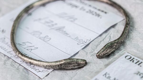 Бронзовый фрагментированный змеиновидный браслет, найденный при исследовании грунтового могильника Киль-Дере близ Севастополя во время археологических работ