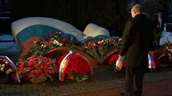 Путин возложил цветы к могиле Бориса Ельцина