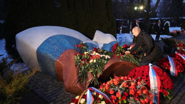 Президент РФ Владимир Путин во время возложения цветов к могиле первого президента страны Бориса Ельцина на Новодевичьем кладбище в Москве по случаю 90-летия со дня его рождения