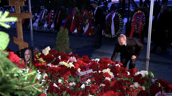 Путин возложил цветы к могиле Ланового 