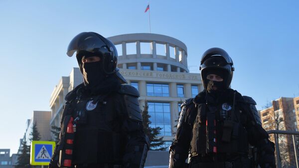 Сотрудники полиции у здания Московского городского суда