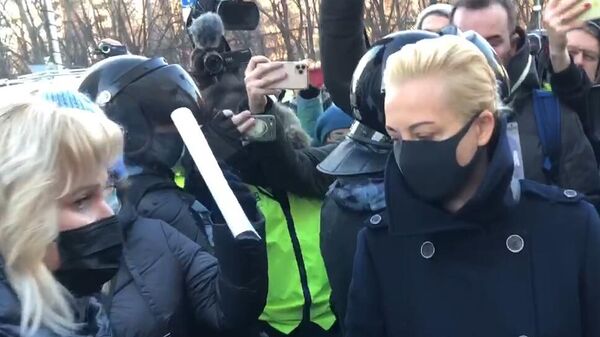  Юлия Навальная у здания Московского городского суда. Кадр видео
