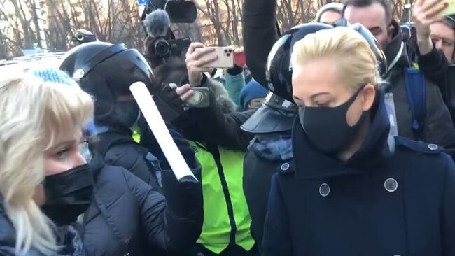  Юлия Навальная у здания Московского городского суда. Кадр видео