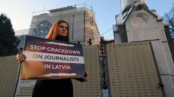 Мария Бутина в одиночном пикете в защиту свободы слова в поддержку русскоязычных журналистов Латвии возле Дома приемов МИД России