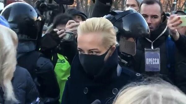 Юлия Навальная у здания Московского городского суда. Кадр видео