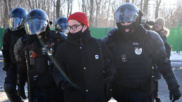 Задержание полицейскими участника в поддержку Алексея Навального у здания Московского городского суда