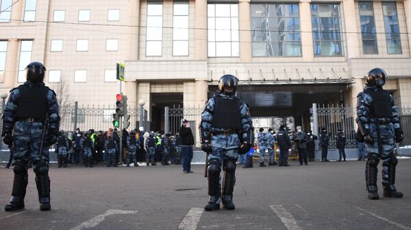 Сотрудники полиции у здания Московского городского суда