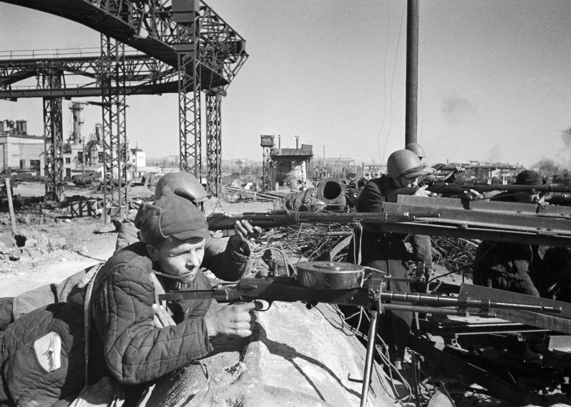 Бойцы рабочего батальона ведут огонь в районе завода Красный Октябрь - РИА Новости, 1920, 30.04.2021