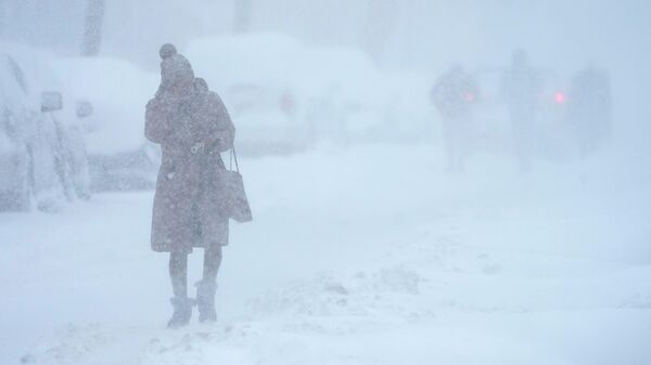 Женщина во время снегопада в Джерси-Сити