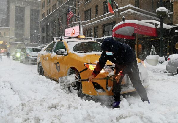 Водитель такси во время снегопада в Нью-Йорке