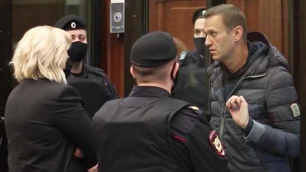 Алексей Навальный перед началом заседания Московского городского суда. Кадр видео