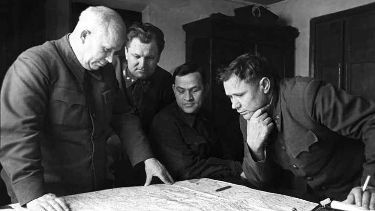 Генерал-лейтенант Никита Сергеевич Хрущев (3 слева) на одной из улиц Сталинграда после освобождения города от немецко-фашистских захватчиков Генерал-лейтенант Никита Сергеевич Хрущев (3 слева) на одной из улиц Сталинграда после освобождения города от немецко-фашистских захватчиков