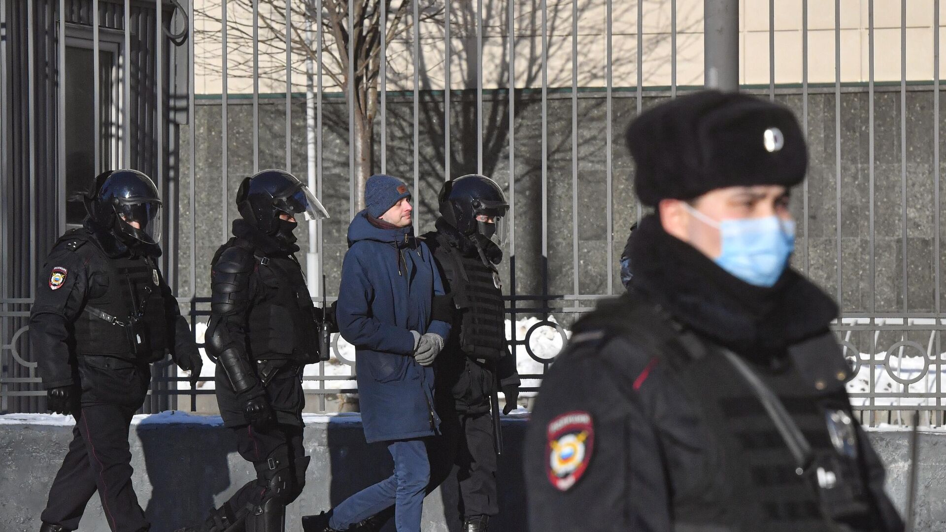 Задержание полицейскими мужчины у здания Московского городского суда - РИА Новости, 1920, 02.02.2021