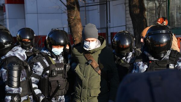 Задержание полицейскими молодого человека у здания Московского городского суда