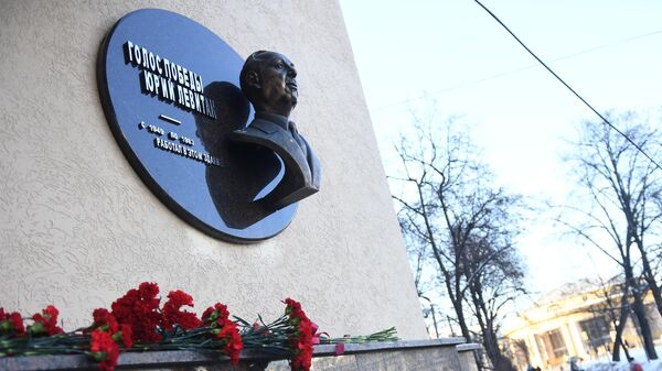 Мемориальная доска и бюст диктора Всесоюзного радио Юрия Левитана у входа в здание МИА Россия сегодня на Пятницкой улице в Москве