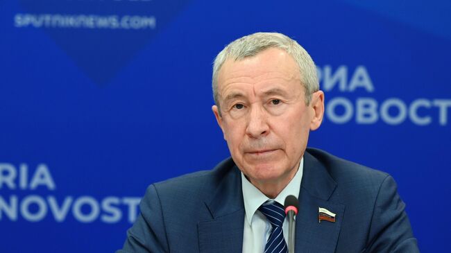 Глава комиссии Совета Федерации по защите государственного суверенитета Андрей Климов 
