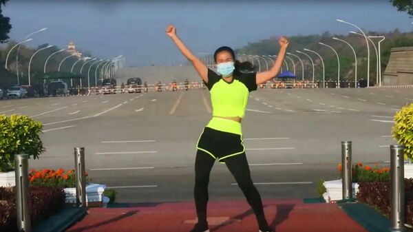 Скриншот видео, где девушка из Мьянмы станцевала на фоне военного переворота