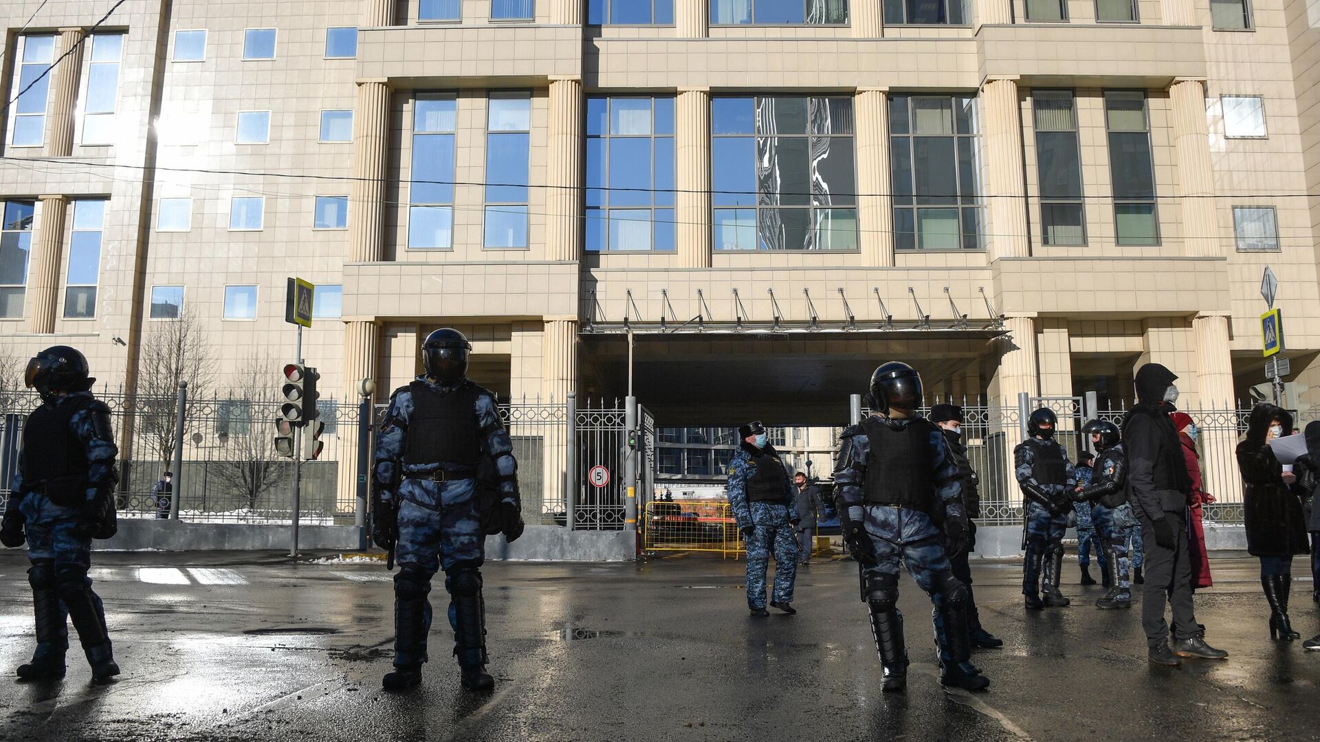 Сотрудники Росгвардии и полиции у здания Московского городского суда - РИА Новости, 1920, 02.02.2021