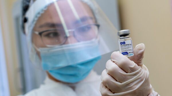 Медицинский работник держит в руке вакцину от COVID-19 Гам Ковид Вак (Спутник V) в городской поликлинике №5 в Алматы