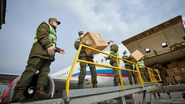 Разгрузка самолета с медицинским грузом в киевском аэропорту Борисполь 