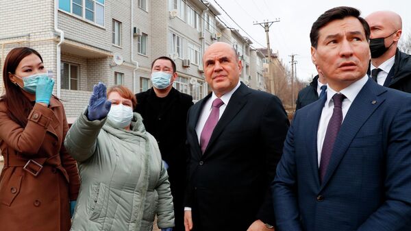 Председатель правительства РФ Михаил Мишустин во время беседы с жителями многоквартирного жилого дома, пострадавшего от взрыва бытового газа, в Элисте
