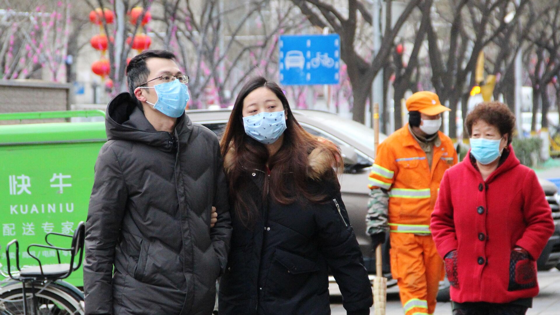 Жители Пекина идут в медицинских масках по улице - РИА Новости, 1920, 22.03.2021