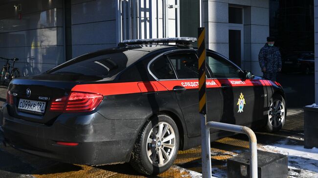 Служебный автомобиль возле здания Следственного комитета РФ в Москве 