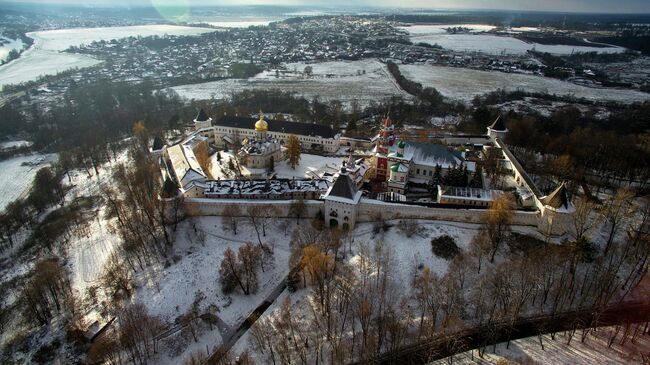 Вид на Саввино-Сторожевский монастырь близ города Звенигород Московской области