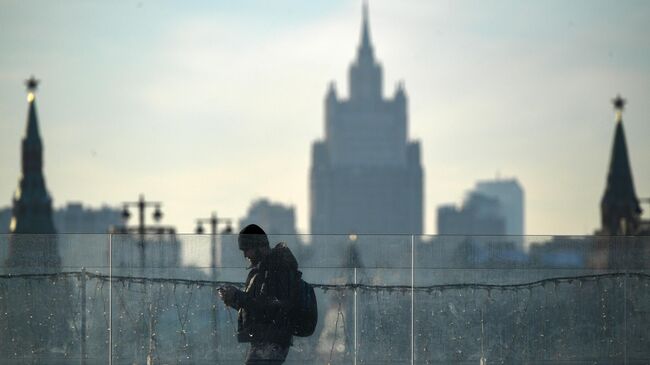 Прохожий в парке Зарядье в Москве