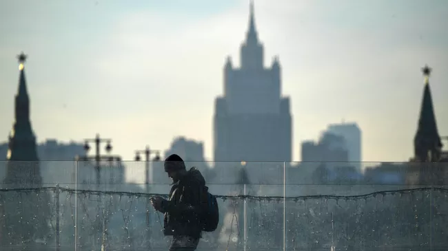Прохожий в парке Зарядье в Москве