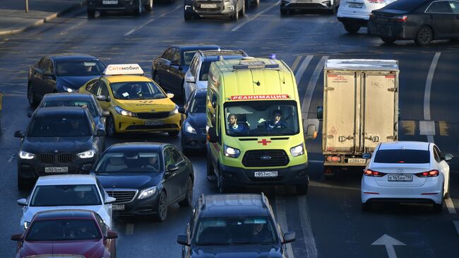 Автомобили на одной из улиц в Москве