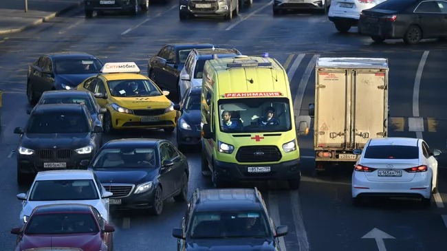 Автомобили на одной из улиц в Москве