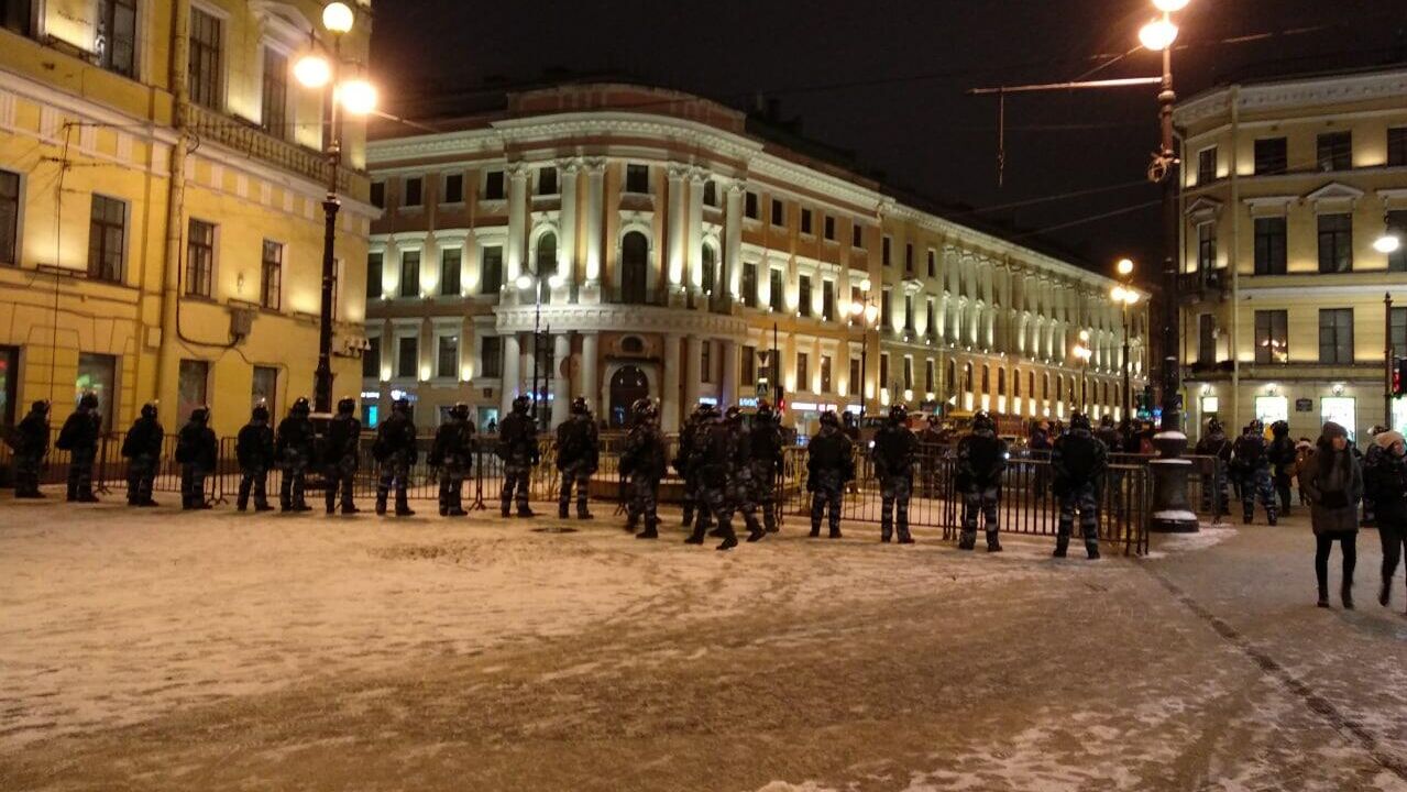 В Петербурге перекрыта Дворцовая площадь В Петербурге перекрыта Дворцовая площадь - РИА Новости, 1920, 03.02.2021