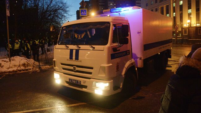 Полицейский автомобиль у здания Московского городского суда