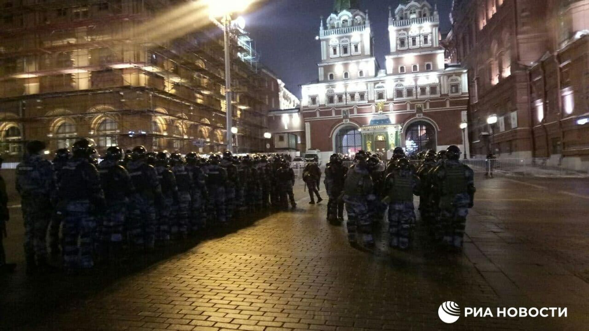 Омон прибыл в крокус через. Москва протесты ОМОН 2021. ОМОН 2021. Росгвардия на Манежной площади. Массовые беспорядки в Москве.