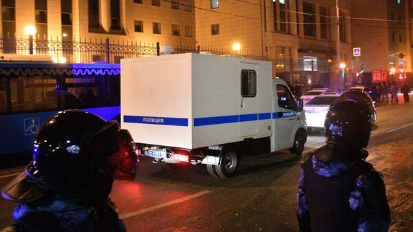 Полицейские автомобили у здания Московского городского суда