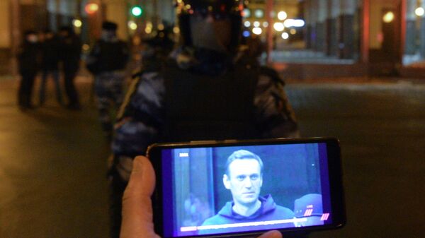 Сотрудник Росгвардии у здания Московского городского суда, где сегодня рассматривается требование ФСИН об отмене условного срока Алексею Навальному и замене его на реальный