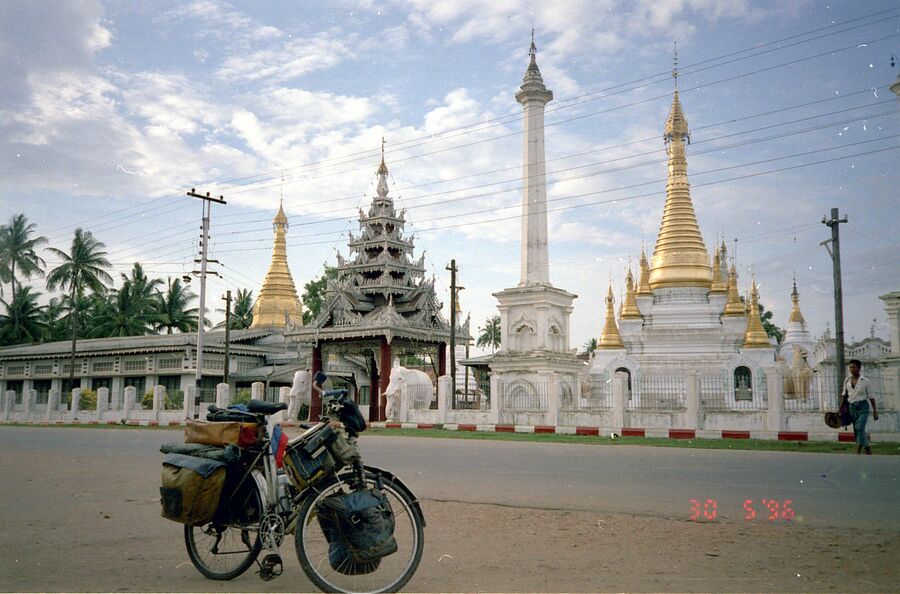 Мьянма (Бирма), 1996 