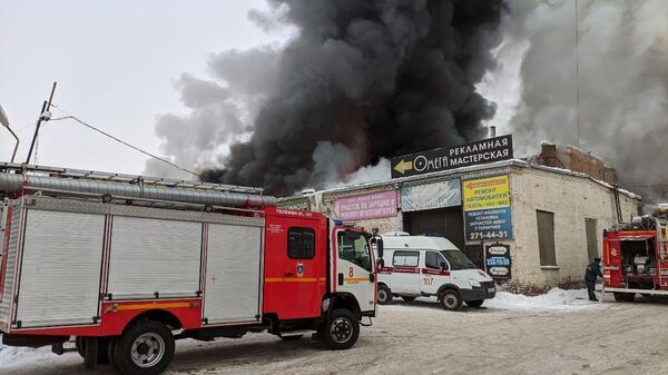 На месте пожара на складе автозапчастей в Красноярске