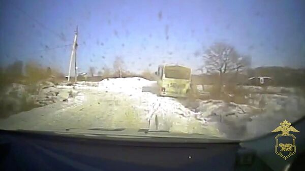 Пьяный водитель в городе Артем угнал пассажирский автобус Hyundai County с территории организации и устроил погоню на трассе Хабаровск-Владивосток