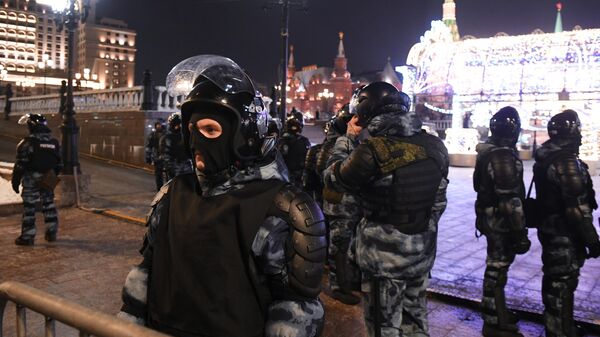 Сотрудники правоохранительных органов перед началом несанкционированной акции сторонников Алексея Навального в Москве