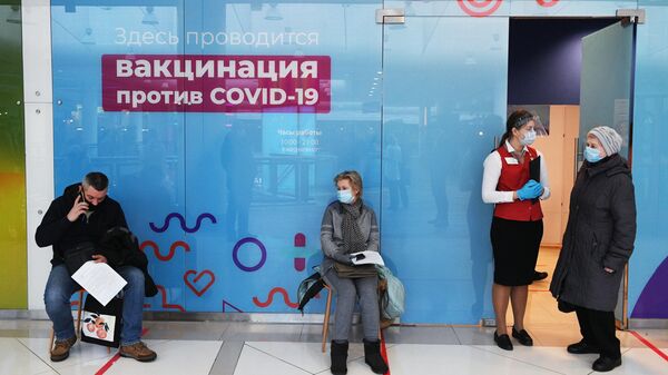Прививочный пункт в торговом центре Калейдоскоп в Москве, где медики выездной бригады вакцинируют желающих российским препаратом от COVID-19 Гам-Ковид-Вак (Спутник V)