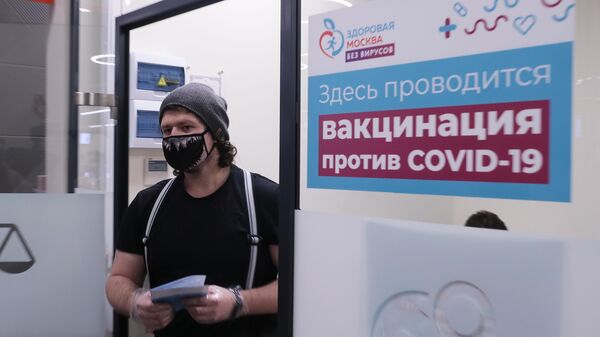 Посетитель прививочного пункта в торговом центре Columbus в Москве, где медики выездной бригады вакцинируют желающих российским препаратом от COVID-19 Гам-Ковид-Вак (Спутник V)