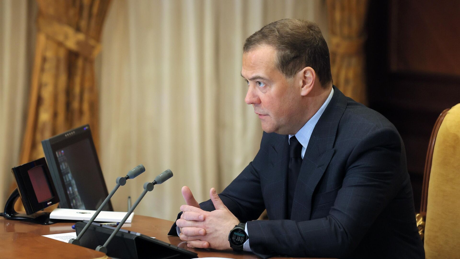 Председателем рф может быть. Зампред Совбеза Медведев.