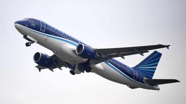 Самолет авиакомпании Azerbaijan Airlines в аэропорту Внуково