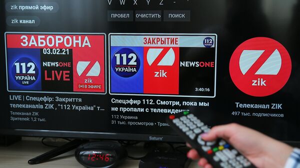 Экран телевизора с интернет-трансляцией телеканалов 112.Украина и ZIK  на платформе видеохостинга YouTube
