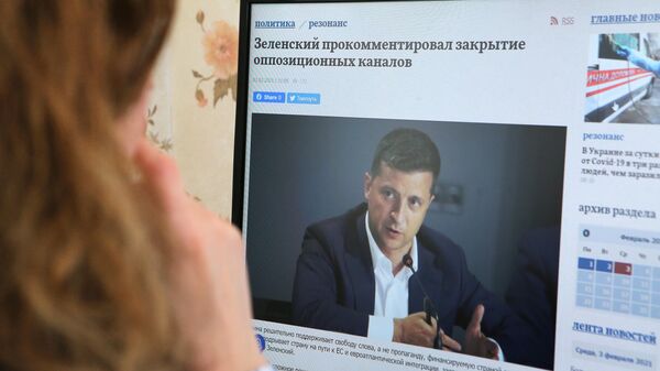 Экран монитора с новостным заголовком Зеленский прокомментировал закрытие оппозиционных каналов