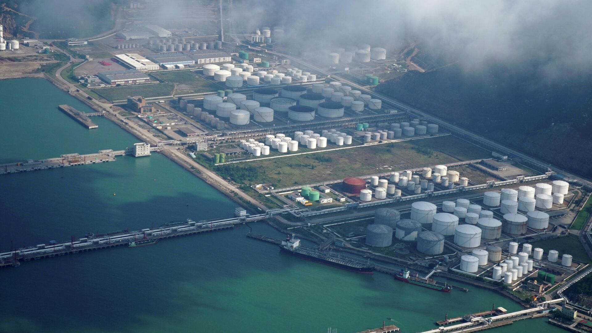Нефтегазовое хранилище в порту Чжухая, Китай - РИА Новости, 1920, 04.02.2021