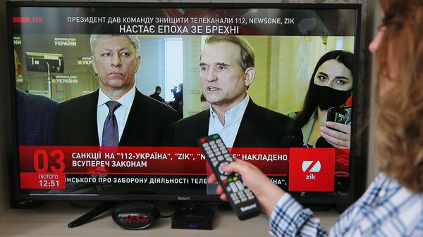 Экран телевизора с интернет-трансляцией телеканала ZIK